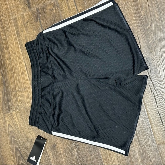 Adidas girls shorts classic New Large - Picture 4 of 5